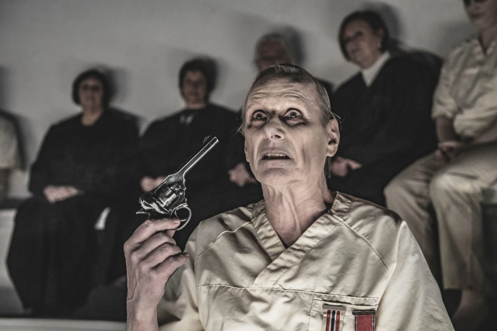 Skuespiller Ola Otnes retter en pistol mot hodet sitt under forestilling