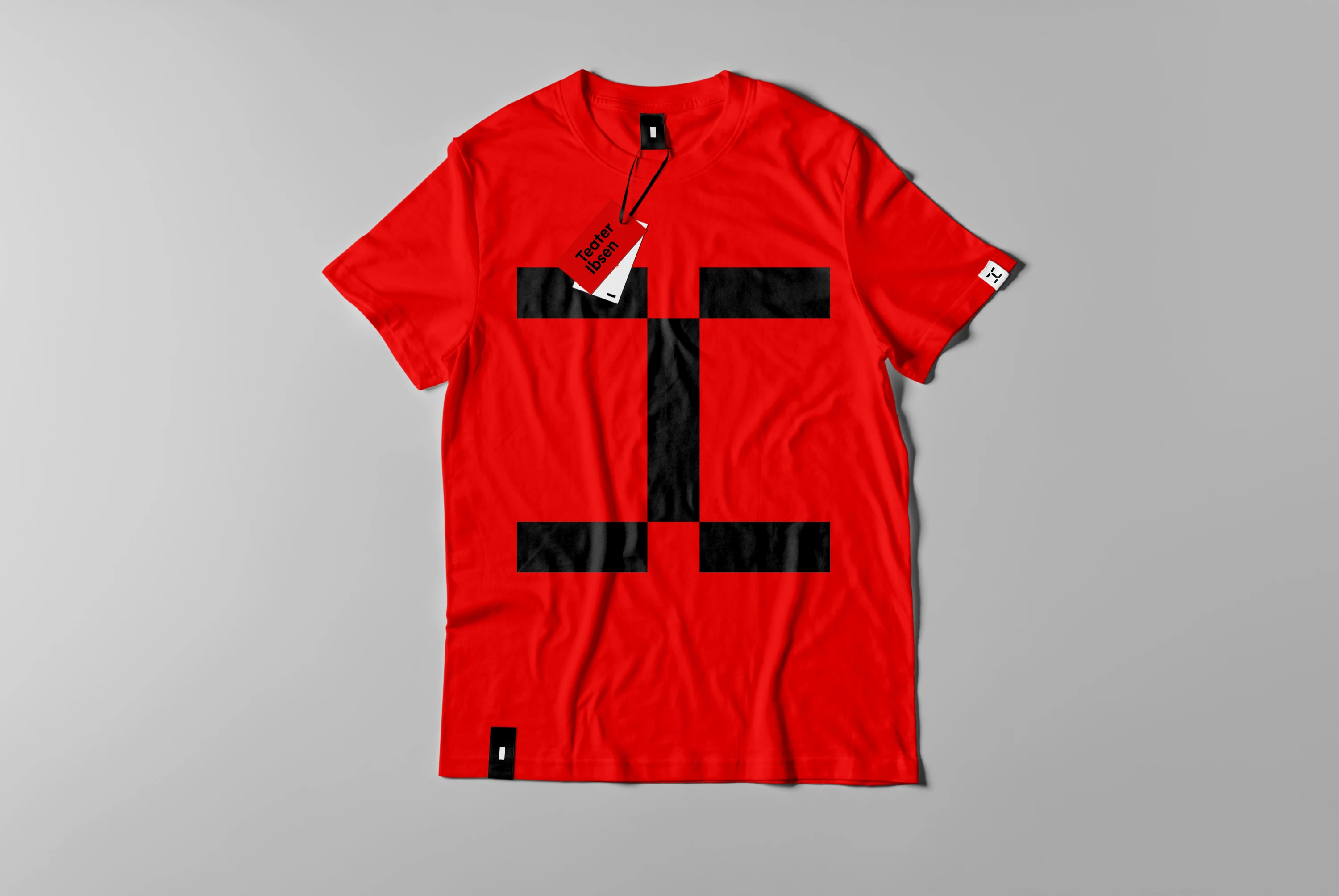 Rød t-skjorte med monogrammet i front i sort.