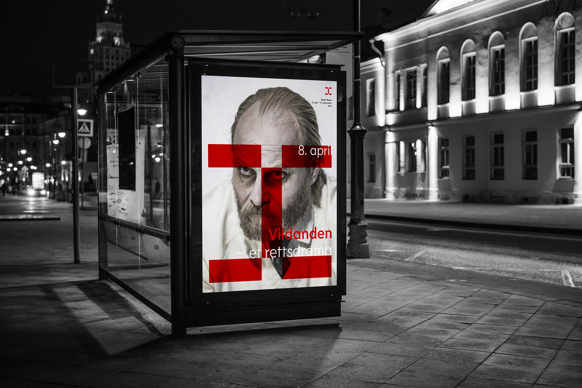 Eksempel på plakat på busstopp i bybildet. Foto i svart/hvitt, mens plakaten er i farger.