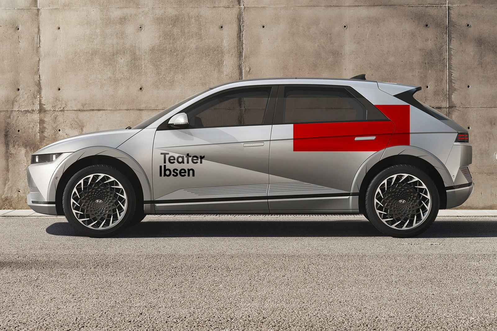 Bildekor folieres i en kombinasjon av logotypen og monogrammet.