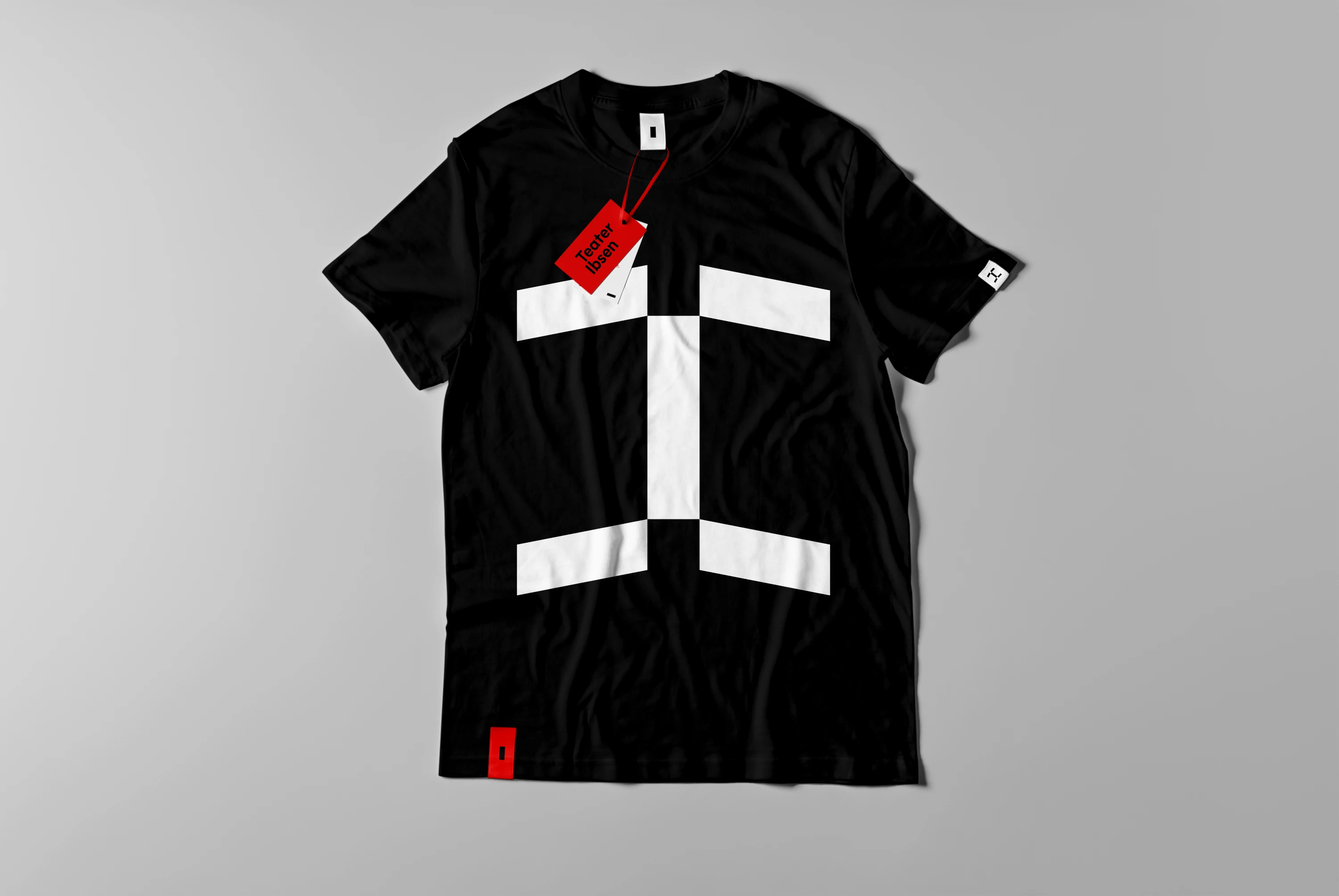 Sort t-skjorte med monogrammet i front i hvit.