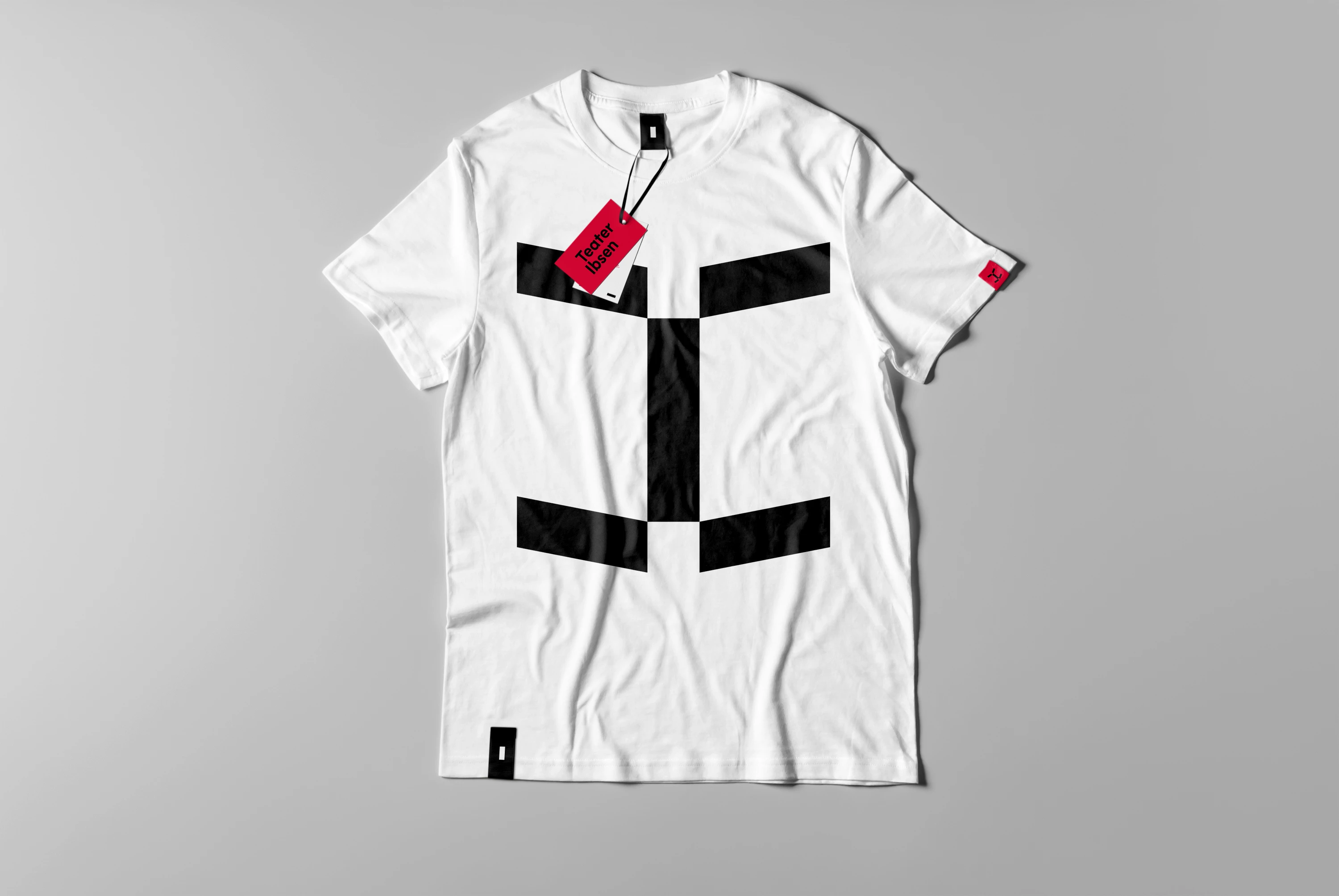 Hvit t-skjorte med monogrammet i front i sort.